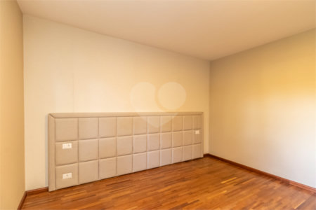 Casa à venda com 4 quartos, sendo 3 suítes, no condomínio Village Place, São Paulo - SP