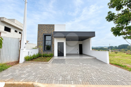 Casa à venda com 2 quartos, sendo 1 suíte, no condomínio Tivolli, Itapetininga - SP
