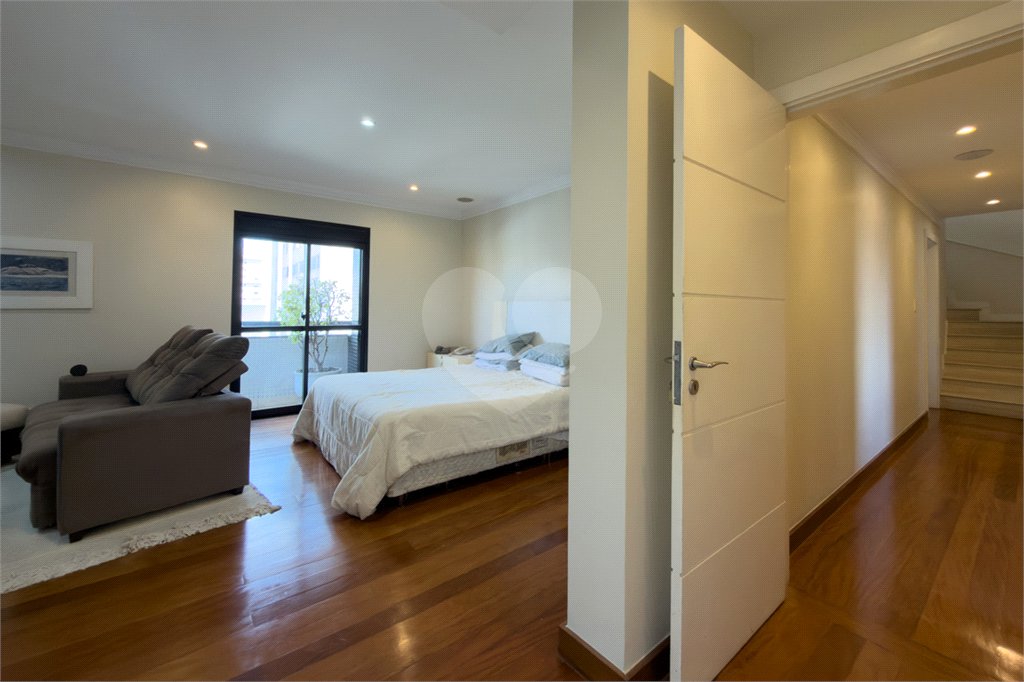 Cobertura com 04 Dormitórios, sendo 04 suítes com 05 vagas de garagem