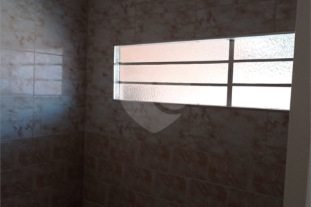 Linda casa no centro com 3 quartos.