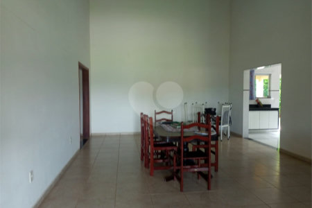 Casa à venda com 4 quartos, sendo 1 suíte,  no condomínio Village da Serra, Araçoiaba da Serra - SP