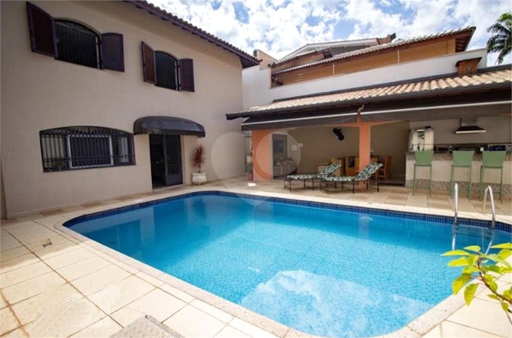 Sobrado excelente com piscina. Espaço gourmet. Salão de festas. Home office. Rua particular