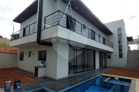 Casa à venda ou para alugar com 5 quartos, sendo 3 suítes, no condomínio Figueira Garden, Atibaia - SP