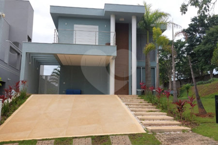 Casa à venda com 4 suítes no condomínio Figueira Garden, Atibaia - SP