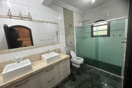 Sobrado à venda ou para alugar com 3 quartos, sendo 2 suítes,  em Arujázinho Iv, Arujá, SP