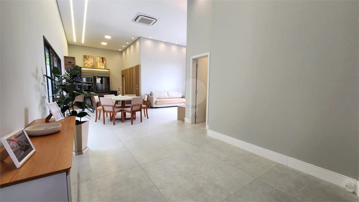 Casa à venda com 3 suítes no condomínio Via Castelli, Louveira - SP