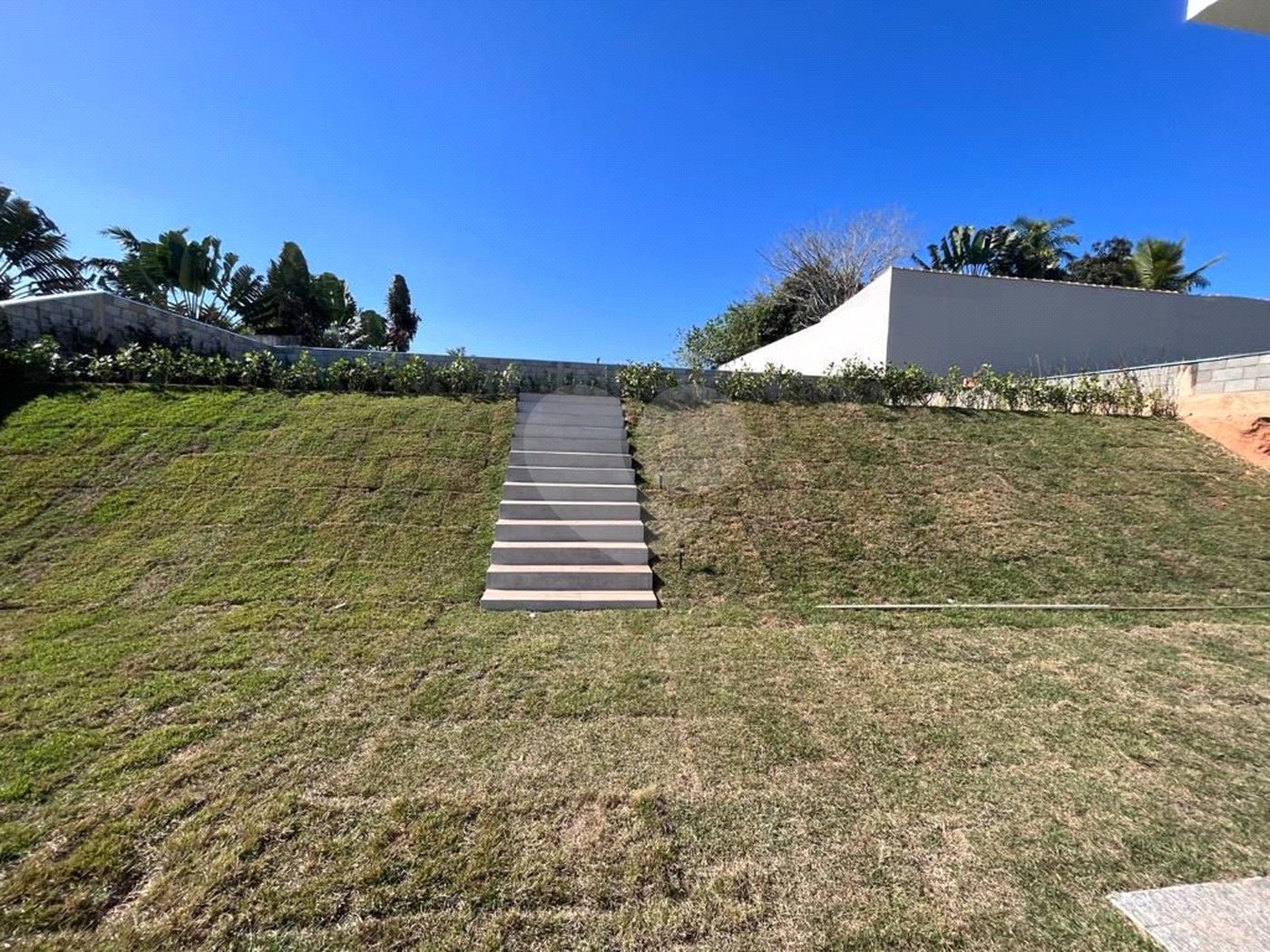 Casa à venda com 4 suítes no condomínio Village Saint Charbel, Araçoiaba da Serra - SP