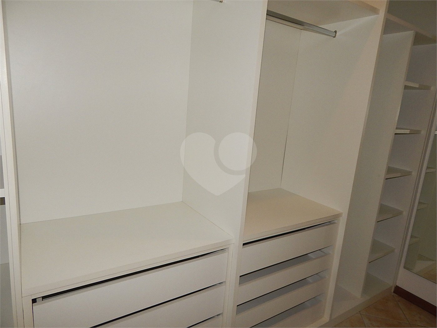 Casa à venda com 3 quartos, sendo 1 suíte, no condomínio Alpes de Vinhedo, Vinhedo - SP