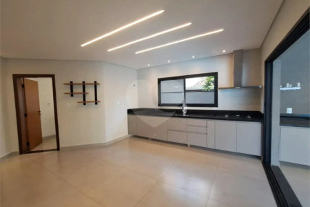 Sobrado à venda com 3 suítes em Condomínio Residencial Terras do Caribe, Valinhos, SP