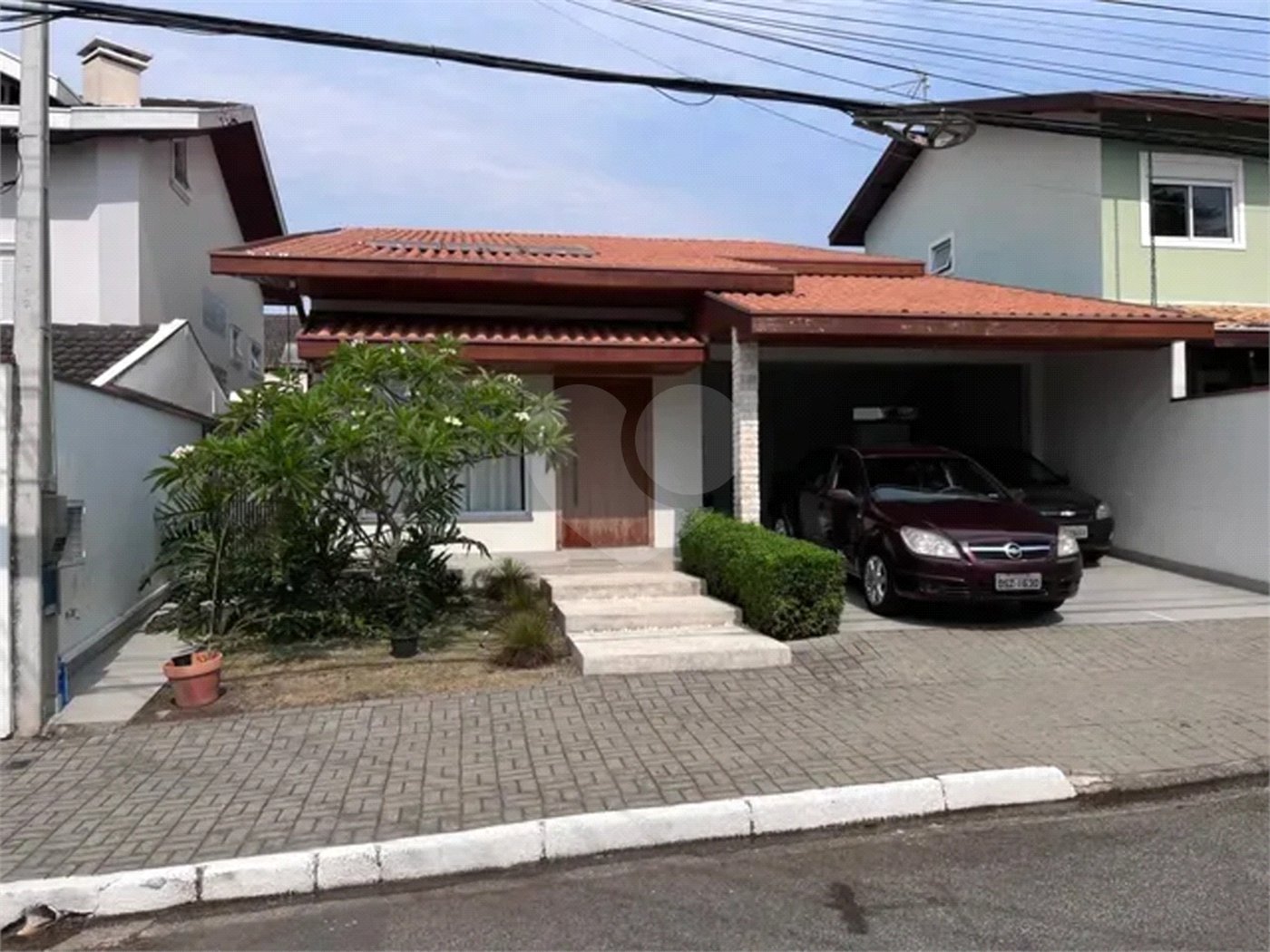 Casa à venda com 5 quartos, sendo 1 suíte, no condomínio Portal da Serra, São José dos Campos - SP