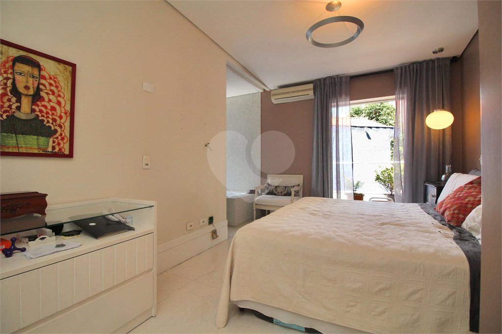 Casa à venda com 3 quartos, sendo 1 suíte, em Vila Mariana, São Paulo, SP