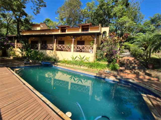 Casa à venda com 3 quartos, sendo 1 suíte,  no condomínio Parque Petrópolis 4 Secção, Mairiporã - SP
