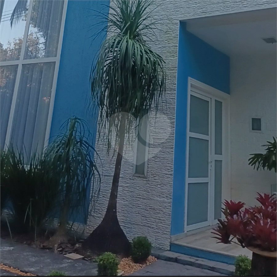 Casa de 3 quartos sendo uma suíte master com varanda no condominio Mansões da Prata