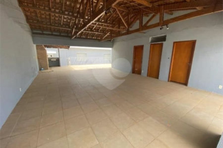 Casa à venda com 3 dormitórios, sendo 1 suite e ampla área de lazer no Jardim Brasil