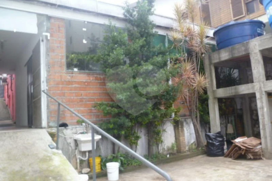 Imóvel Comercial para Venda ou Locação em ótima localização na Rua Palacete das Águias, 300.