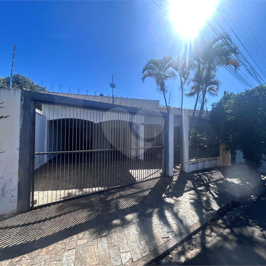 Casa espaçosa e confortável em um bairro tranquilo a venda.