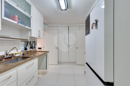 Casa à venda com 3 suítes no condomínio Vila Versalhes, São Paulo - SP