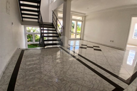 Casa à venda com 4 quartos, sendo 2 suítes, no condomínio Flamboyant, Atibaia - SP