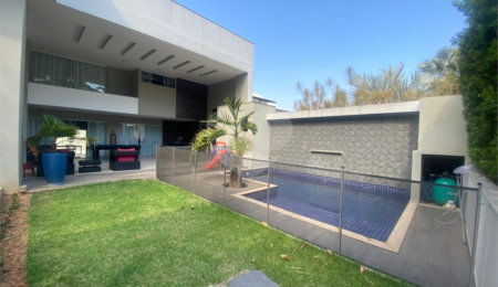 Casa à venda com 4 quartos, sendo 3 suítes,  no condomínio Marc Ferez, Rio de Janeiro - RJ