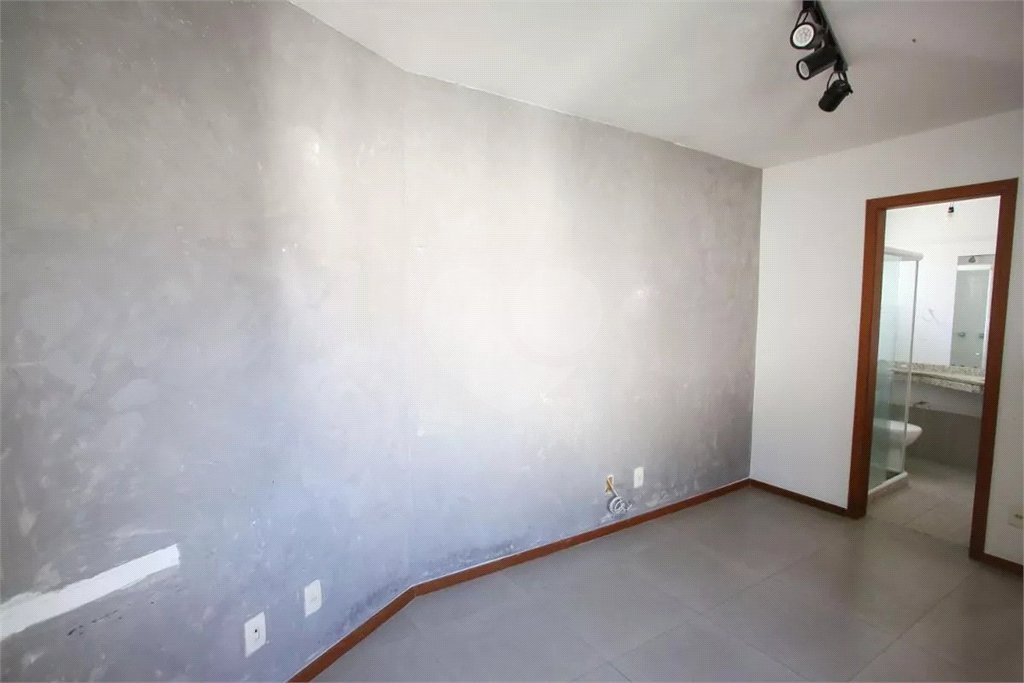 Casa à venda com 4 quartos, sendo 3 suítes, no condomínio Lícia de Alvarenga, Rio de Janeiro - RJ