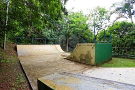 Casa à venda com 4 quartos, sendo 2 suítes,  no condomínio Granja Vianna II, Cotia - SP