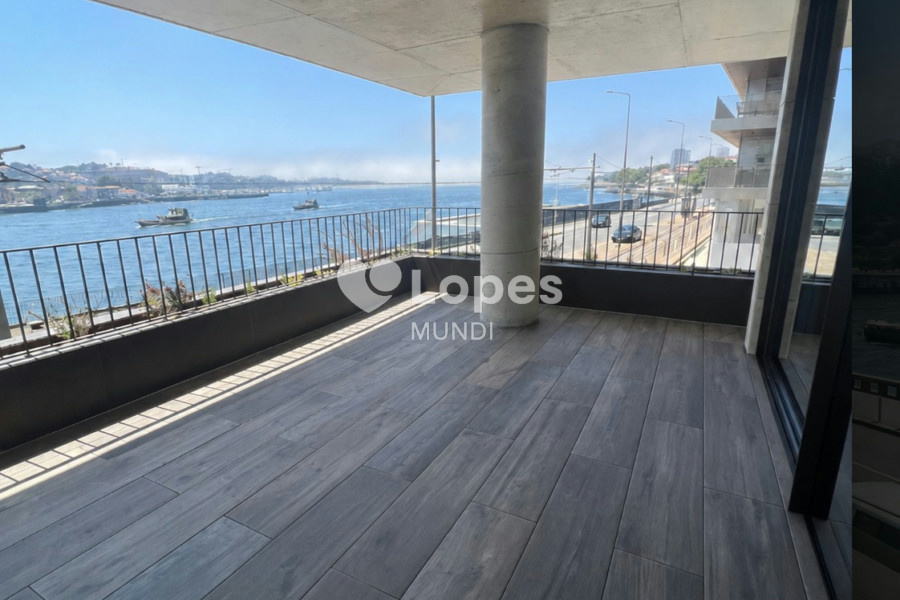 Apartamento T4 à venda em Lordelo do Ouro, Porto, Portugal – 240 m²