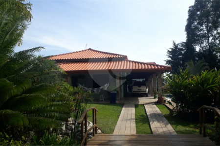Casa à venda com 5 quartos, sendo 1 suíte, no condomínio Village da Serra, Araçoiaba da Serra - SP