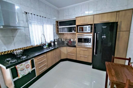 Sobrado à venda com 3 quartos, sendo 1 suíte,  em Residencial Colinas, Mogi das Cruzes, SP