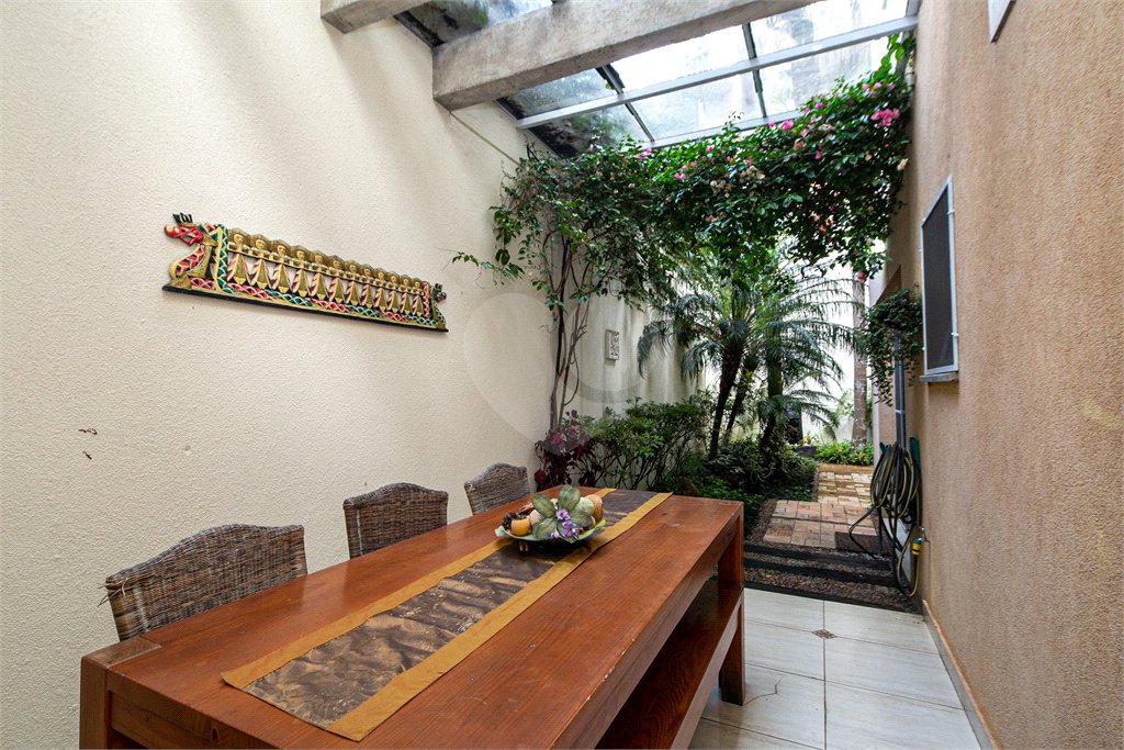 Casa à venda com 5 quartos, sendo 4 suítes, no condomínio Villa de Monterey, São Paulo - SP