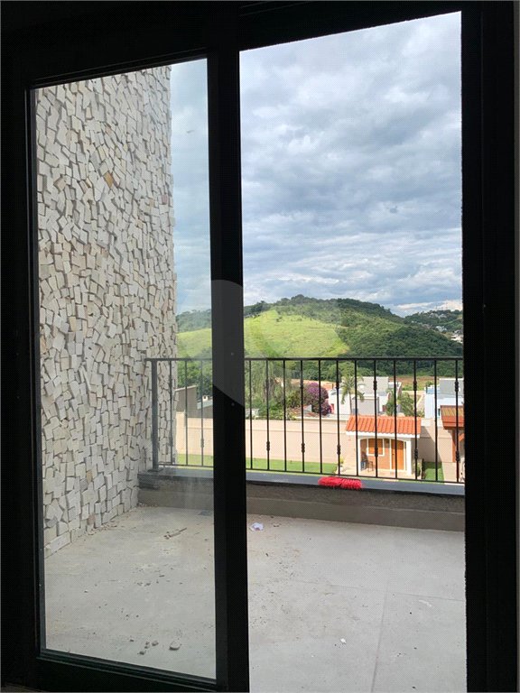 Casa à venda com 3 suítes no condomínio Residencial Celina, Atibaia - SP