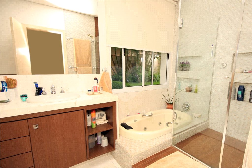 Casa Térrea à venda com 4 quartos, sendo 2 suítes, em Interlagos, São Paulo, SP