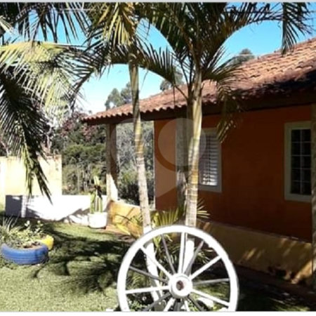 Chácara à venda com 8 quartos, sendo 3 suítes, no Centro, Toledo, MG