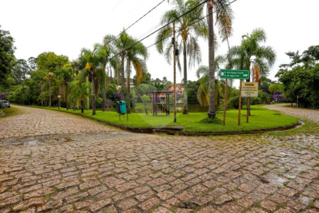 Casa à venda com 4 quartos, sendo 2 suítes,  no condomínio Granja Vianna II, Cotia - SP