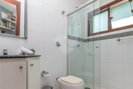 Casa à venda com 4 quartos, sendo 2 suítes, em Jardim Marajoara, São Paulo, SP