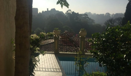 Casa à venda com 5 quartos, sendo 4 suítes, no condomínio Jardim Vitória Régia, São Paulo - SP