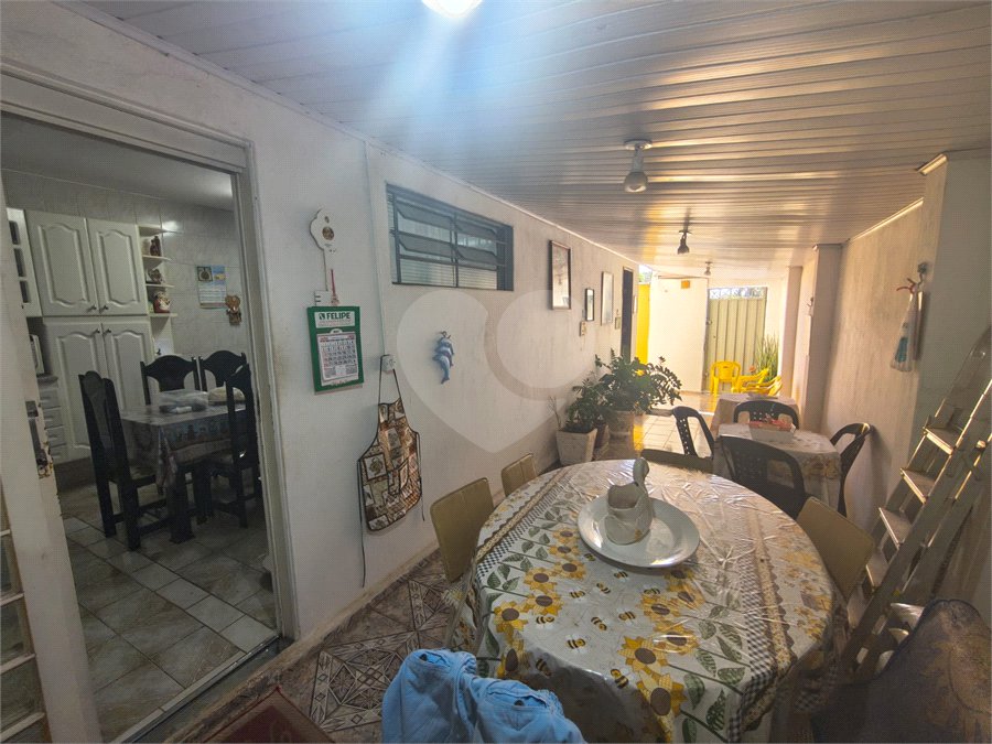 Linda Casa com Comercio ao lado independente.