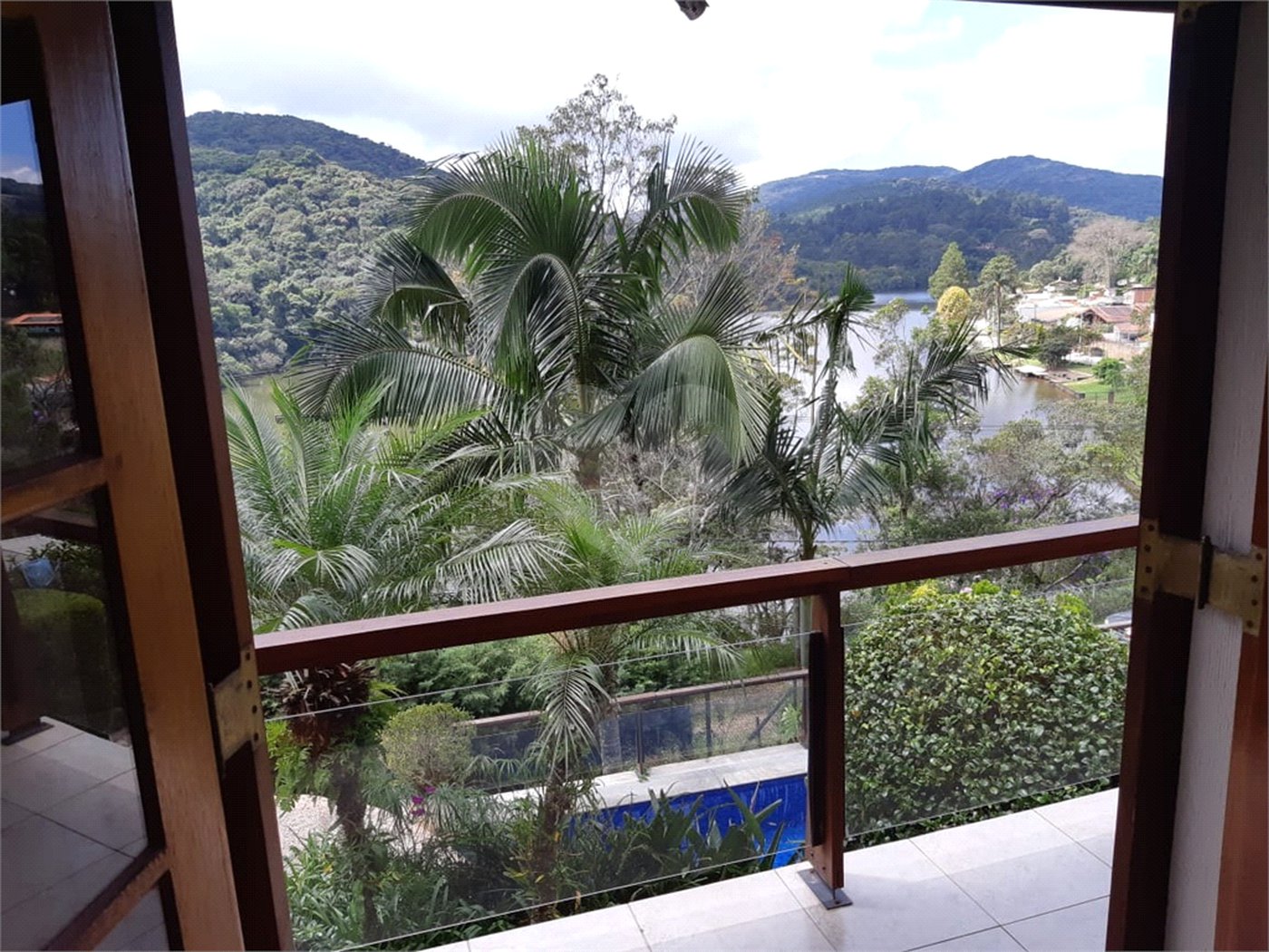 Casa à venda com 4 quartos, sendo 1 suíte, no condomínio Clube da Montanha, Atibaia - SP
