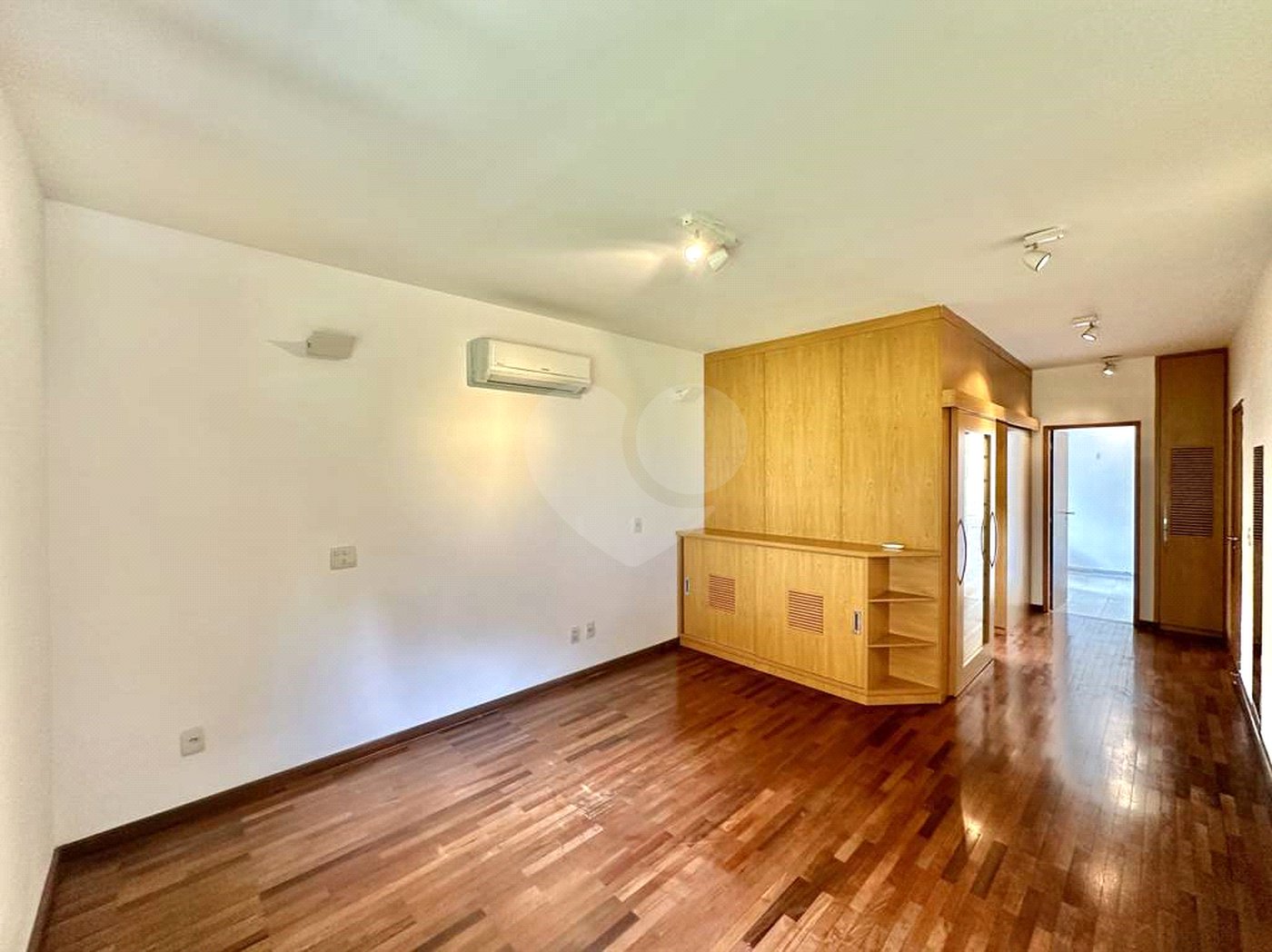 Casa à venda com 4 suítes no condomínio Recanto Impla, Carapicuíba - SP