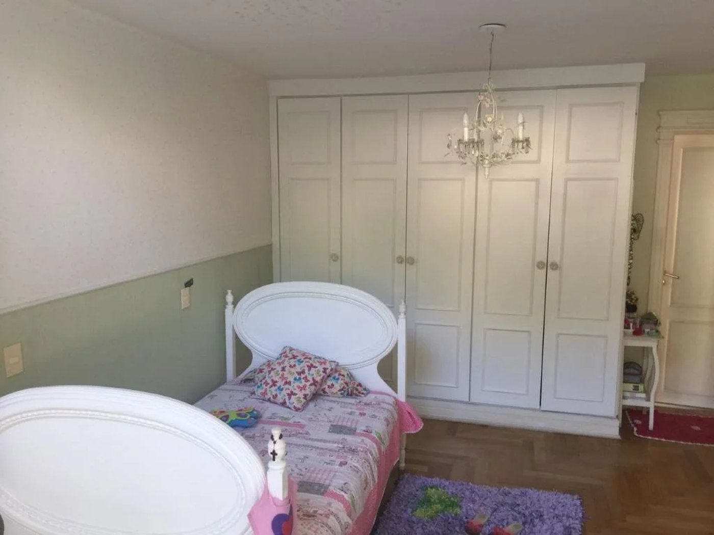 Casa à venda com 5 quartos, sendo 4 suítes, no condomínio Jardim Vitória Régia, São Paulo - SP