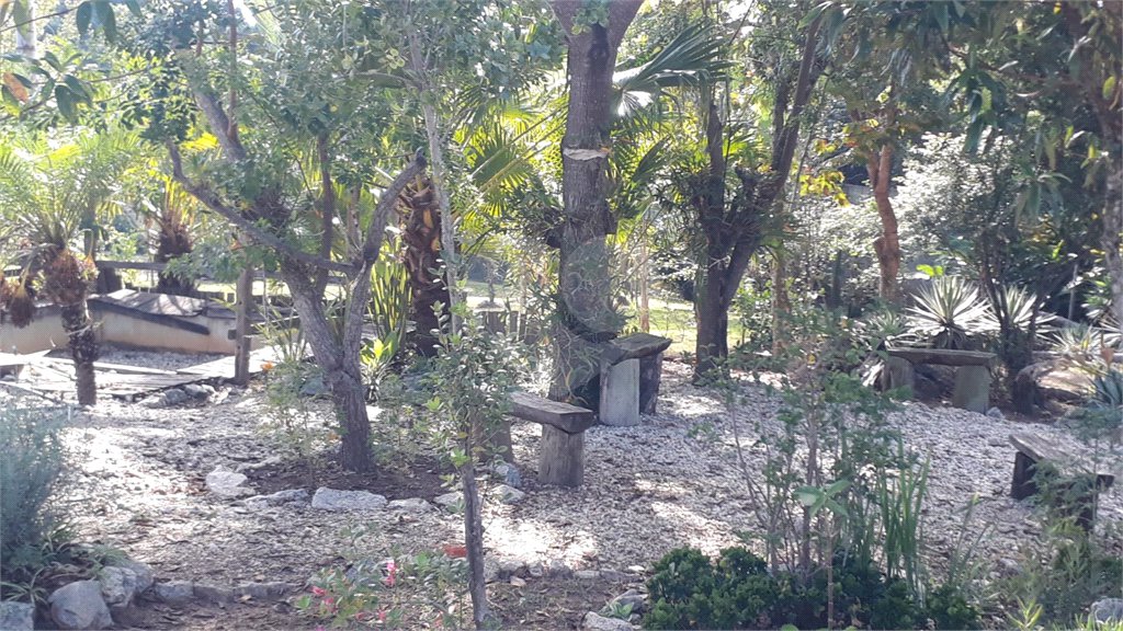 Casa à venda com 5 quartos, sendo 1 suíte, no condomínio Village da Serra, Araçoiaba da Serra - SP