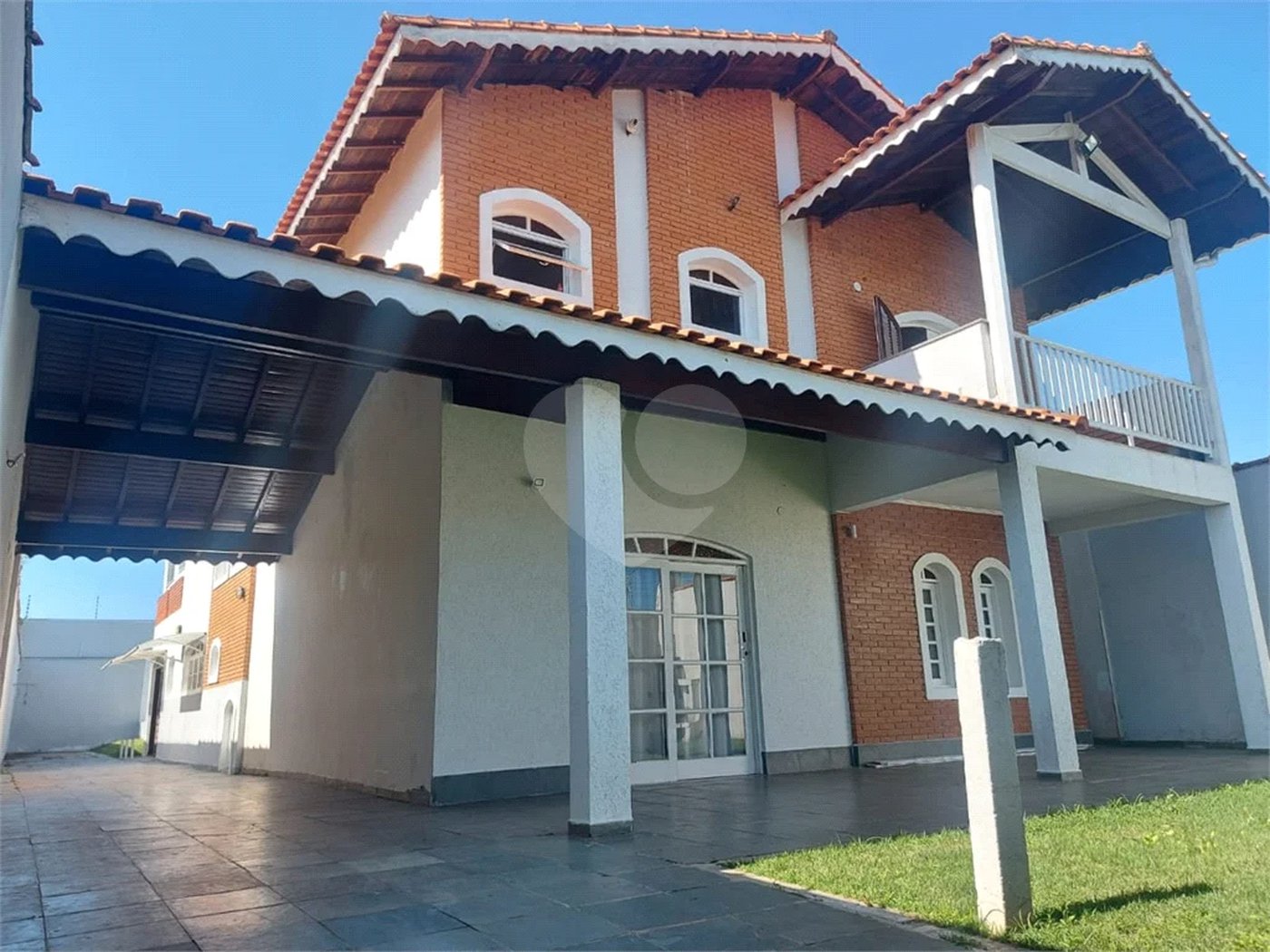 Sobrado à venda ou para alugar com 4 suítes em Balneário Arpoador, Peruíbe, SP