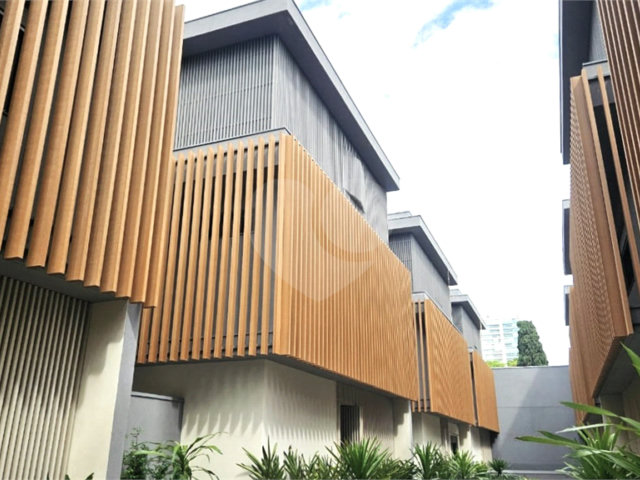 Casa à venda com 4 suítes no condomínio Plm 875, São Paulo - SP