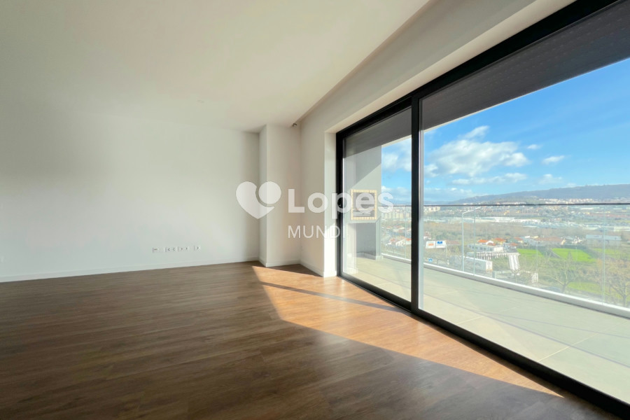 Apartamento T2 à venda em Águas Santas, Maia, Portugal – Varanda e garagem