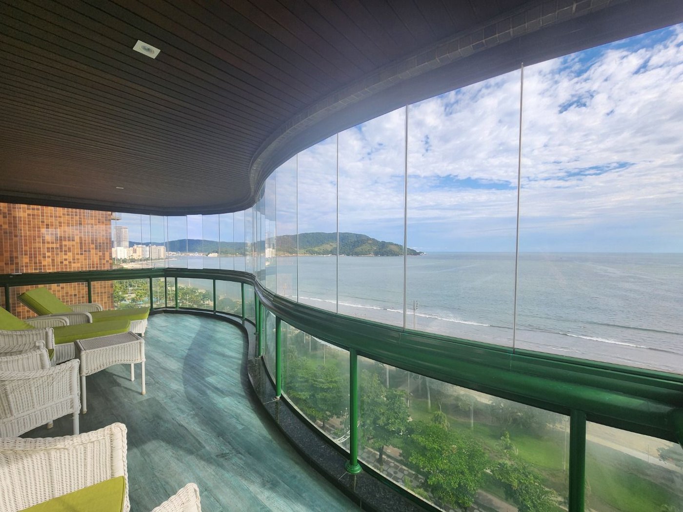 Apartamento Alto Padrão Frente Mar com 4 Dormitórios, 3 Suítes e 3 Vagas na Orla de Santos