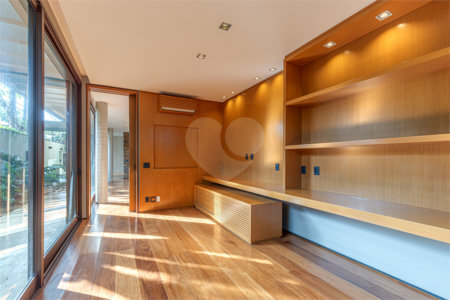 Casa à venda com 4 quartos, sendo 3 suítes, em Vila Nova Conceição, São Paulo, SP