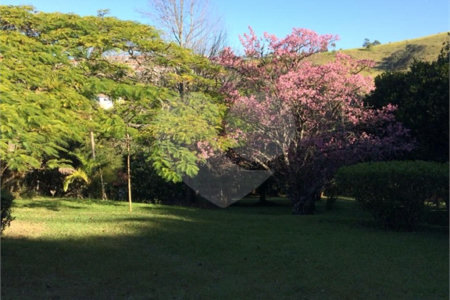 Chácara à venda com 8 quartos, sendo 3 suítes, no Centro, Bom Jesus dos Perdões, SP