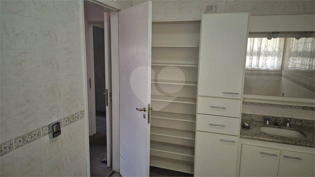 Casa à venda com 4 quartos, sendo 3 suítes,  no condomínio Chácara das Rosas, São Paulo - SP