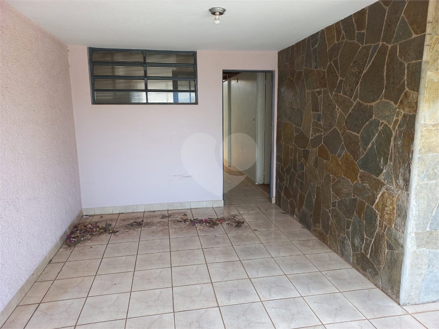 Casa Térrea com 3 dormitórios, sendo 1 suíte.