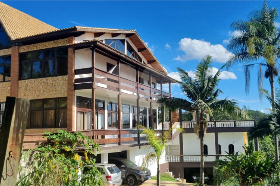 Casa à venda com 7 quartos, sendo 4 suítes, no condomínio Residencial Ypeville, Mairiporã - SP