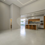 Indaiatuba - SP - Condominio Dona Lucilla - Valor R$2.295.000,00 - 3 suítes + escritório + lavabo - Terreno: 300m2 - Construção: 188m2 - Diferenciais - Móveis planejados no escritório, sala de TV, lavabo, cozinha, área gourmet, lavanderia, banheiros e closet - Ar condicionado em todos os ambie